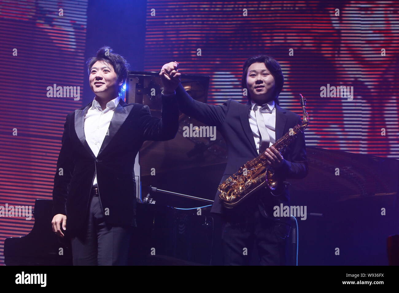 Pianista cinese Langlang (sinistra) e sassofonista Shi Zhe (destra) salutare insieme durante il Concerto di Capodanno tenutosi a Tianjin Sport Center di Tianjin cit Foto Stock