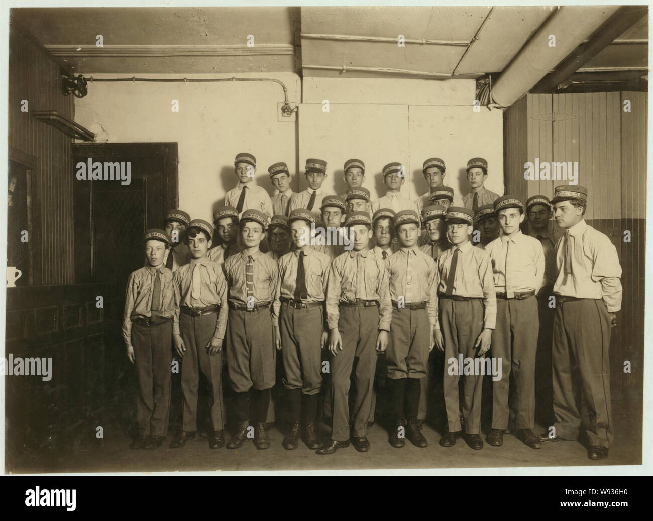 Un tipico gruppo di messaggeri al telegrafo postale sede principale, 253 B'carreggiata. Durante tempo caldo indossano queste shirt cinture. (Un suggerimento per le altre società.) Abstract: Fotografie dal record della Nazionale di Lavoro Minorile Comitato (USA) Foto Stock