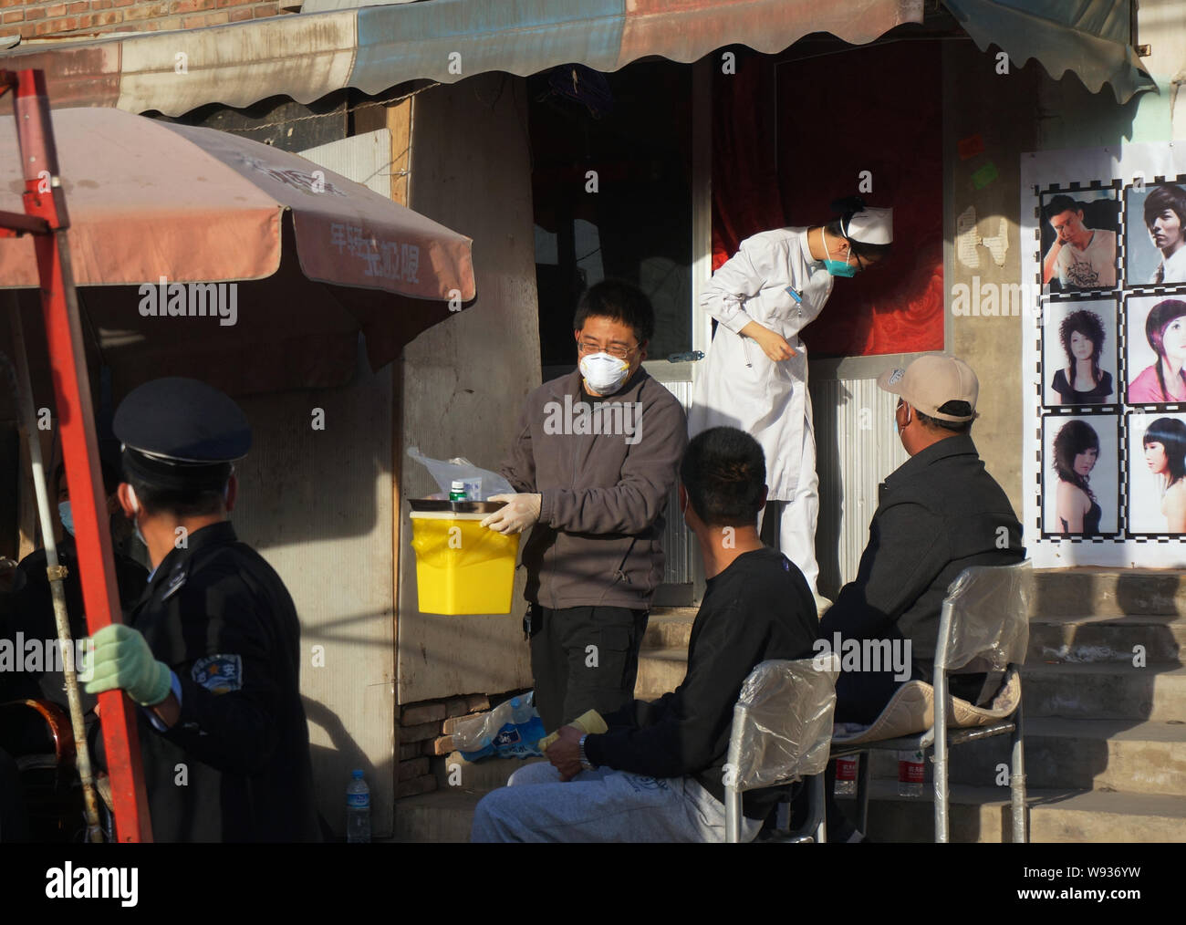 Lavoratori di salute di campioni di estratto dalle ragazze infettate familiari di sangue e feci al distretto Shunyi di Pechino, Cina,13 aprile 2013. Ca cinese Foto Stock