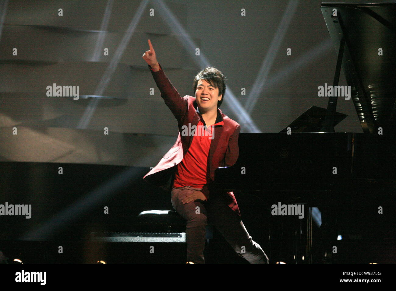 --FILE--pianista cinese Lang Lang esegue durante il classico BRIT Awards 2013 presso la Royal Albert Hall di Londra, Regno Unito, 2 ottobre 2013. Supers porcellane Foto Stock