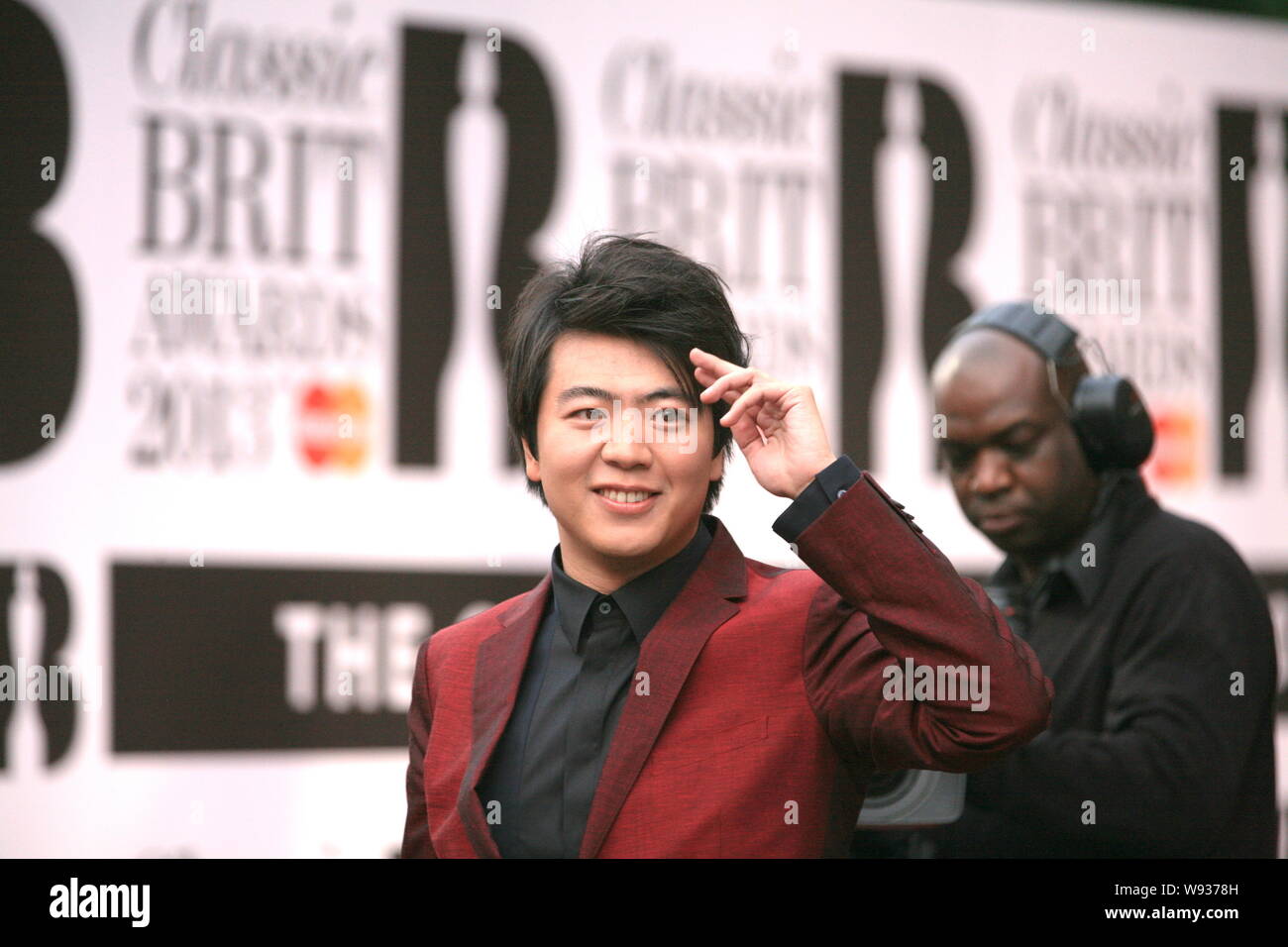 --FILE--pianista cinese Lang Lang pone sul tappeto rosso per il Classic Brit Awards 2013 presso la Royal Albert Hall di Londra, Regno Unito, 2 ottobre 2013. C Foto Stock