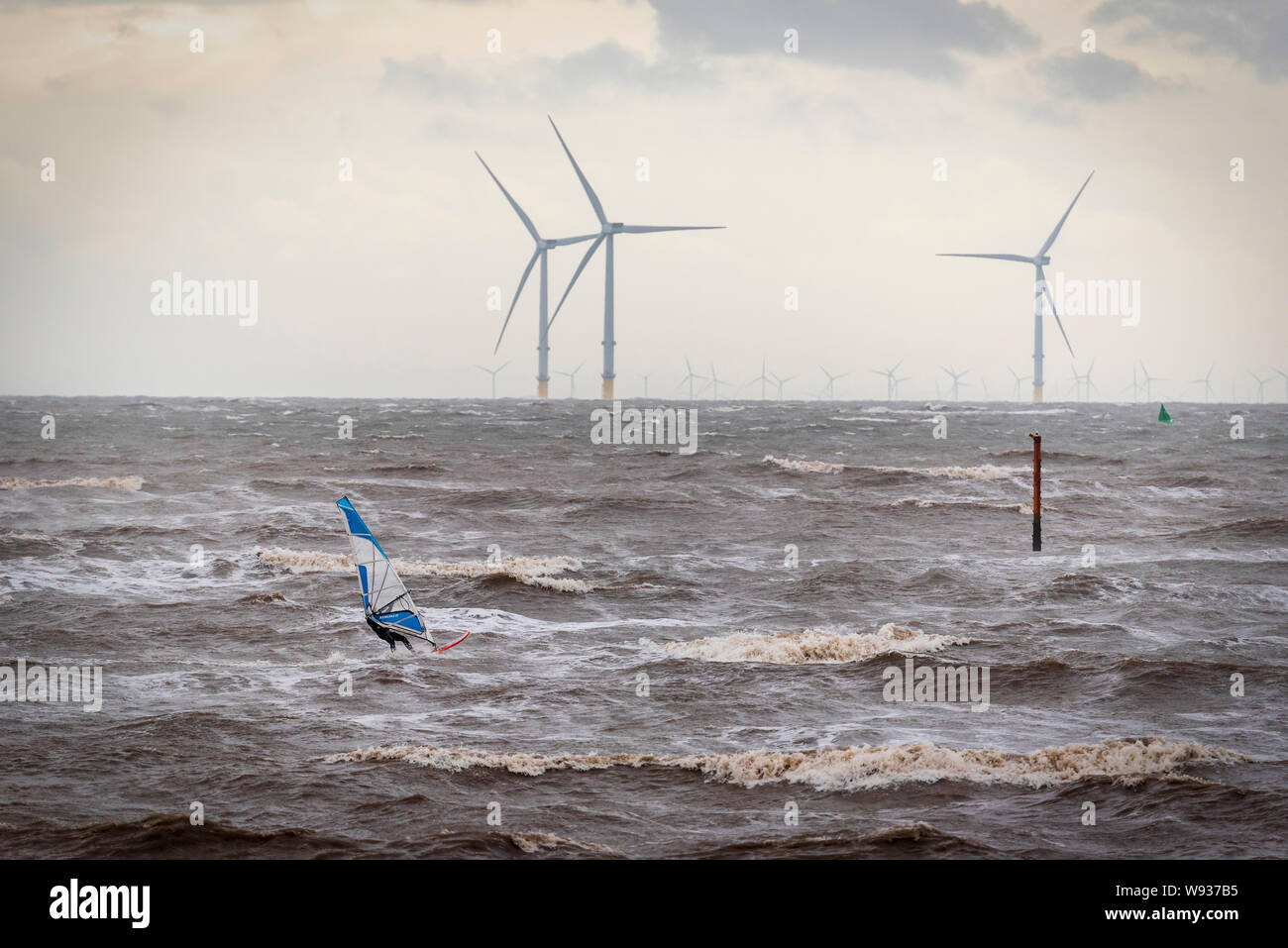 Windsurf nel fiume Mersey a Crosby beach in un giorno di tempesta. L energia eolica. Liverpool Bay per centrali eoliche offshore. Pulire l'elettricità verde. Foto Stock