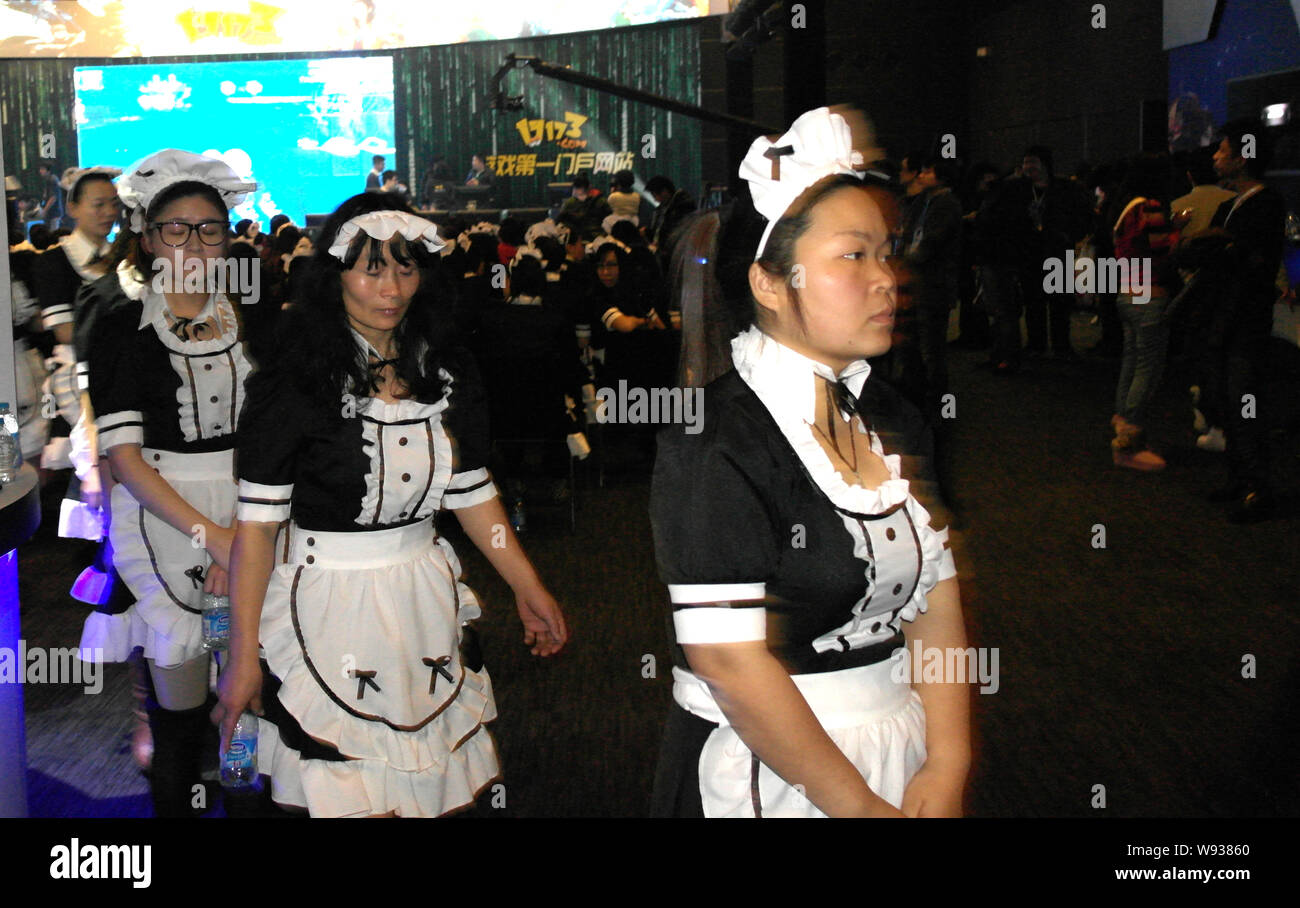 Femmine cinesi vestito come cameriere francese durante un tentativo di Guinness record di più grande cameriera francese raccolta detenute da 17173 Gioco in Shanghai Foto Stock