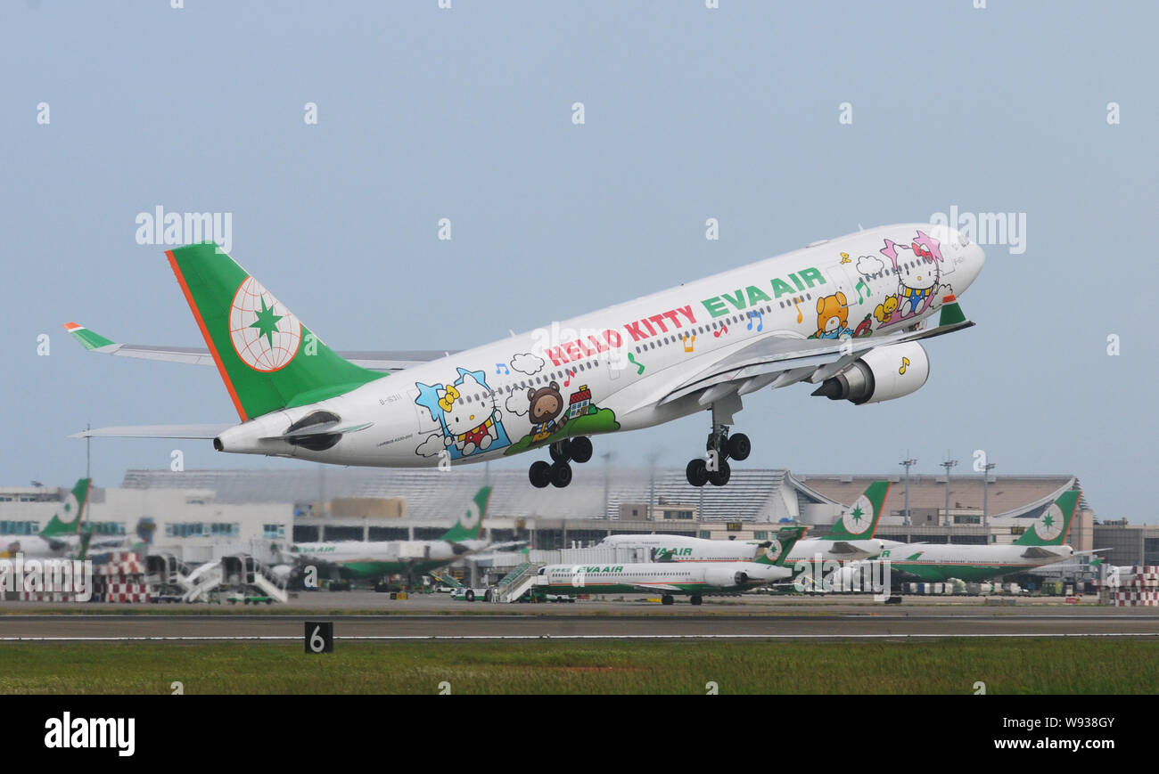 --FILE--un Airbus A330-200 piano a getto di aria EVA prende il volo all'Aeroporto di Taipei, Taiwan, 17 settembre 2013. Il trasporto da funzionari di Taiwan a Foto Stock