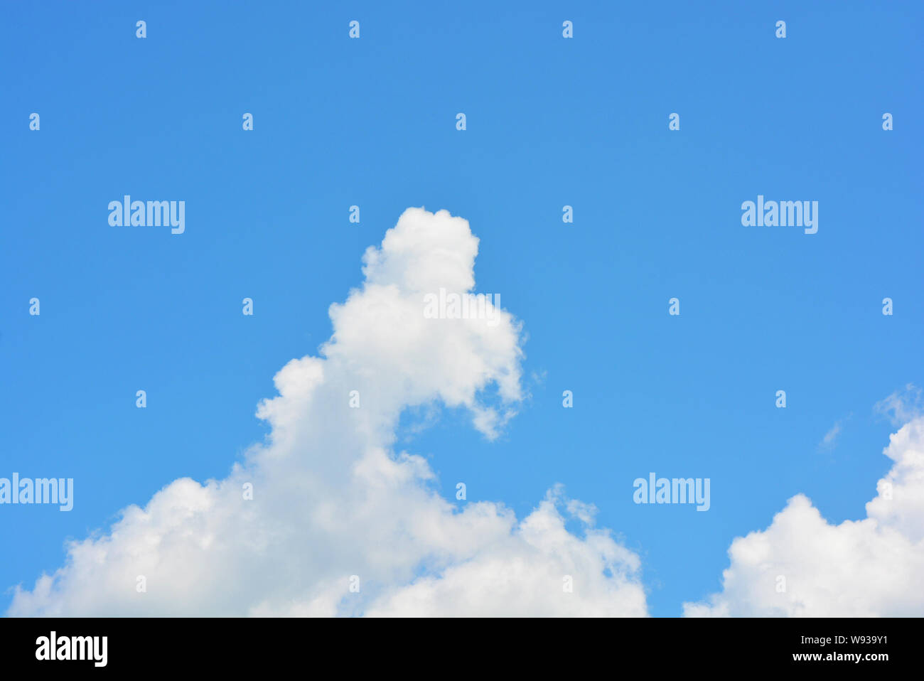 Nuvole bianche angeliche colorate e cielo blu blu e blu con luce solare. Sfondo nuvoloso chiaro, delicato e arioso con colori bianco e blu. Foto Stock