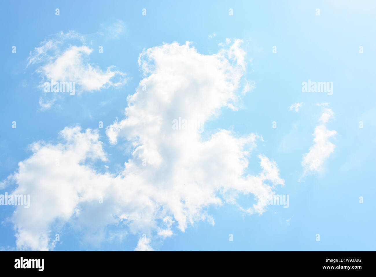 Nuvole bianche angeliche colorate e cielo blu blu e blu con luce solare. Sfondo nuvoloso chiaro, delicato e arioso con colori bianco e blu. Foto Stock