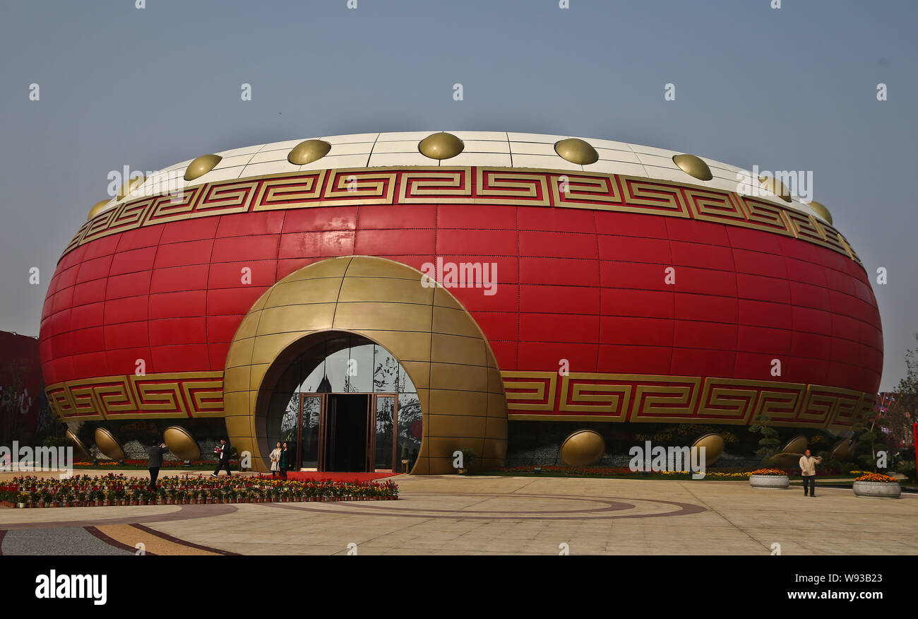 Le persone lasciano il 18-metro-alto tamburo a forma di costruzione a Hefei, est Chinas provincia di Anhui, 4 novembre 2013. Un enorme tamburo a forma di costruzione è stato officiall Foto Stock