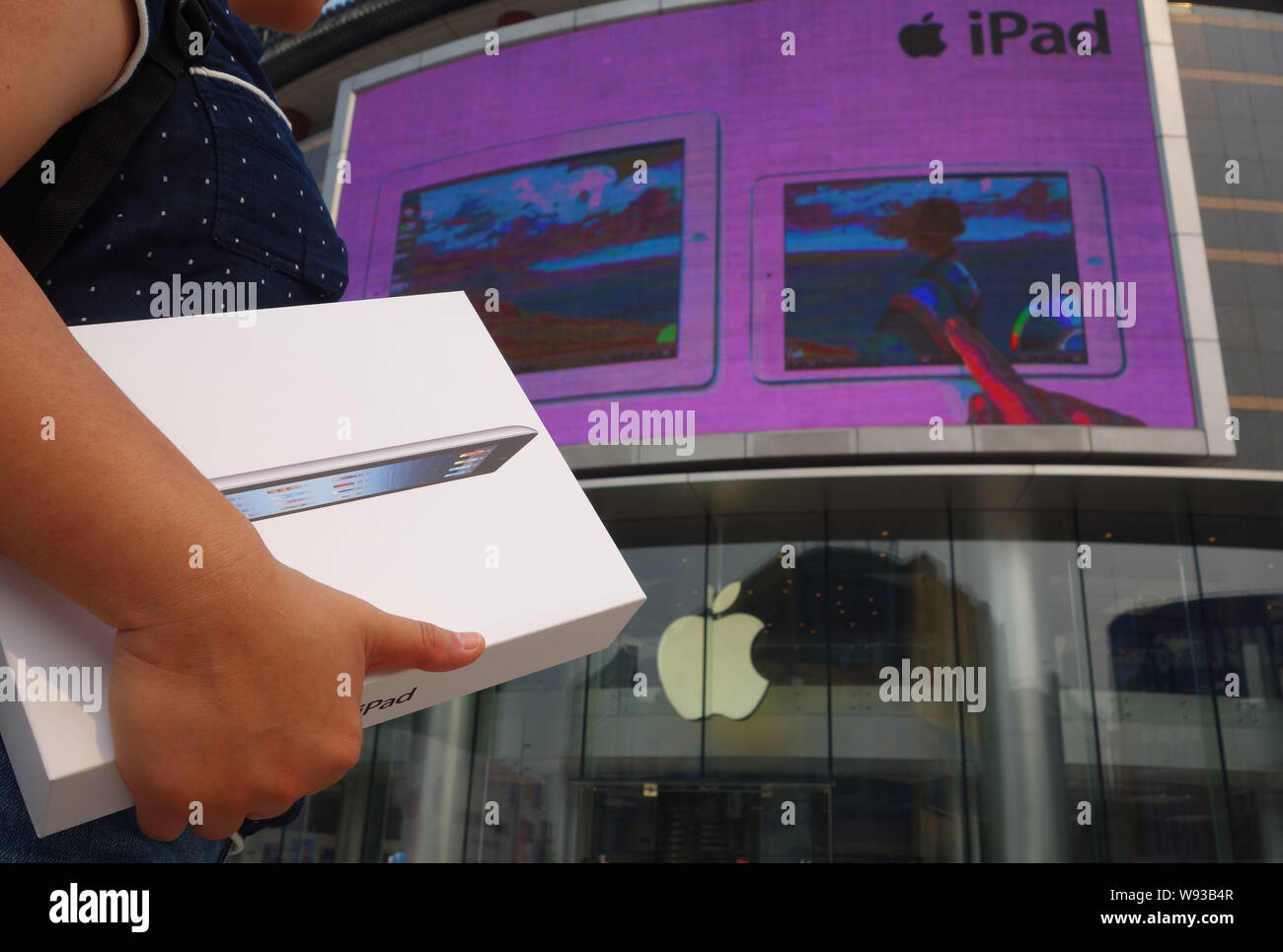 --FILE--un cliente che detiene un nuovo iPad tablet PC Apple presso un negozio a Pechino in Cina, 14 giugno 2013. Apple ha perso più del 40 percento della sua quota Foto Stock