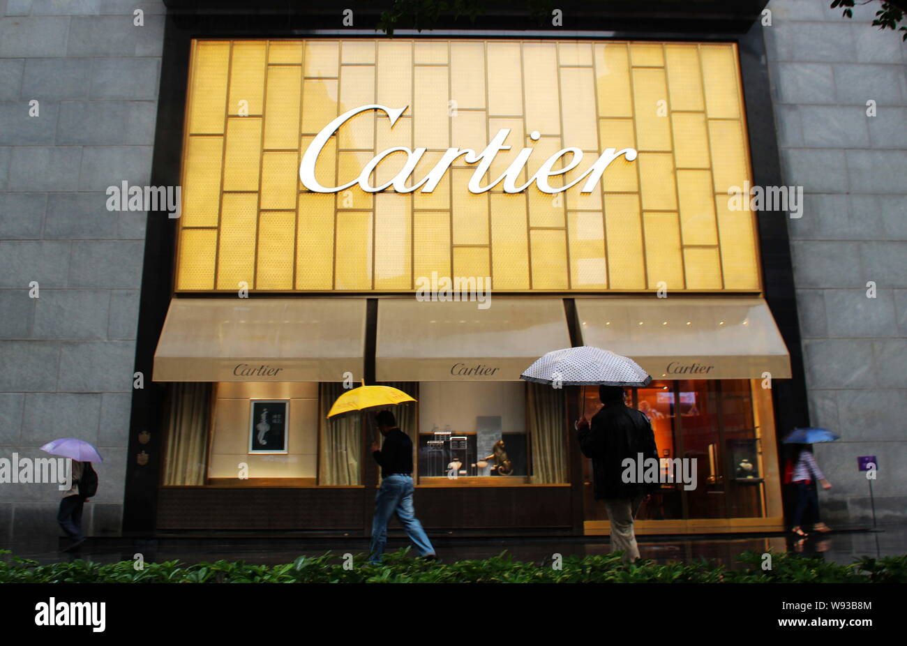 I pedoni a piedi passato una boutique di Cartier a Chongqing Cina, 5 settembre 2013. Lusso attira sempre molta attenzione ma si potrebbe non sapere come molto Foto Stock