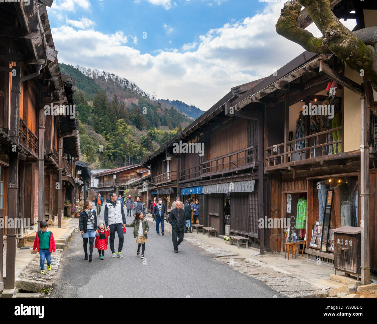 Visitatori camminando per strada principale nel vecchio post città di Tsumago (Tsumago-juku), Nagiso, Kiso distretto, Prefettura di Nagano, Giappone Foto Stock