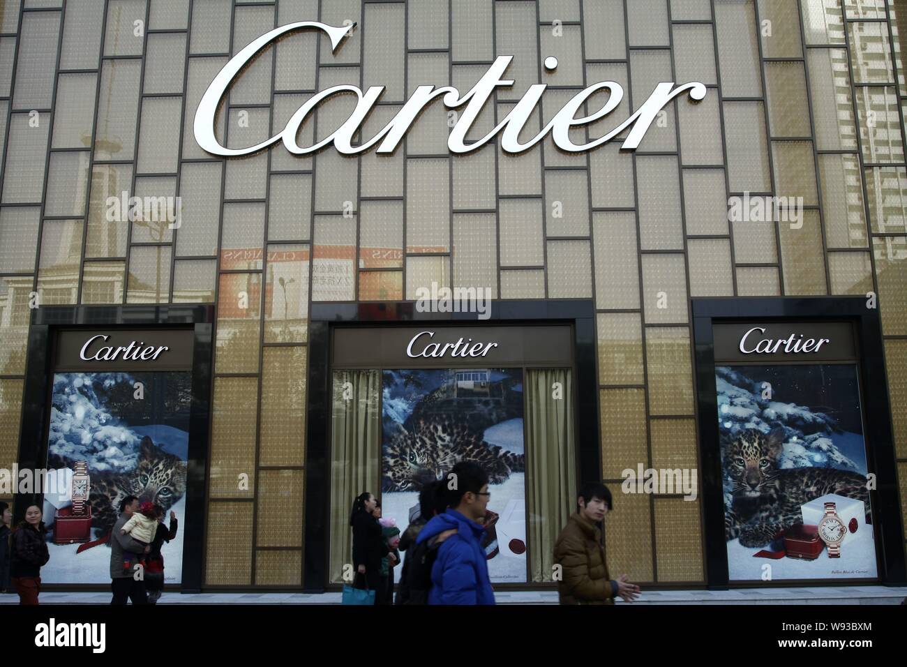 --FILE--pedoni a piedi passato una boutique Cartier a Wuhan City, porcellane centrale provincia di Hubei, 8 dicembre 2012. Cartier sarà compensato un totale Foto Stock