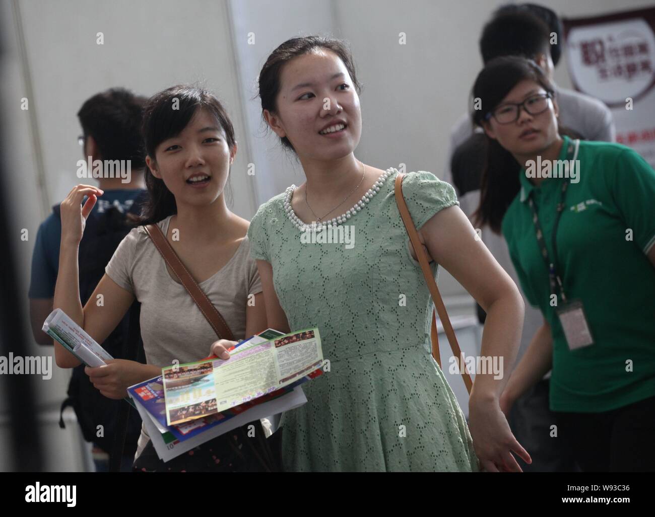 --FILE--cinese laureati partecipare ad una fiera del lavoro in Nanjing East Chinas provincia dello Jiangsu, 15 settembre 2013. Il successo accademico è stato visto come t Foto Stock