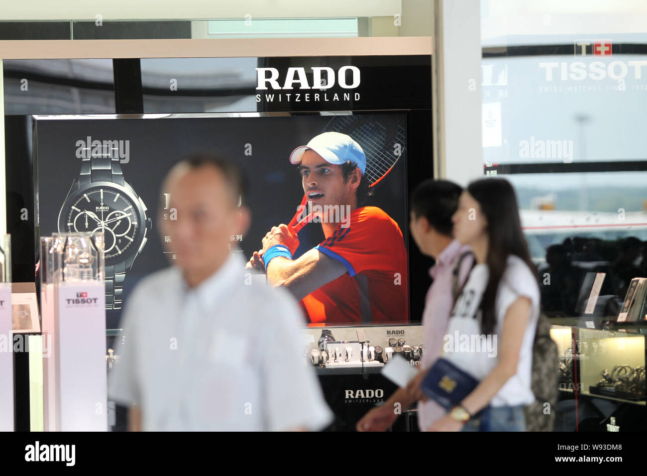 --FILE--clienti negozio di orologi in un negozio di orologi svizzeri di marca e di Rado Tissot a Changsha Huanghua International Airport nella città di Changsha, ce Foto Stock