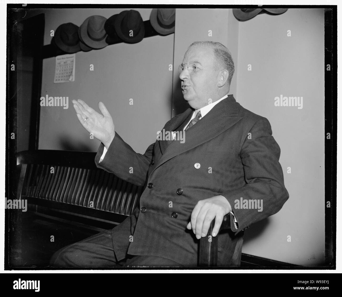 AG&E Vice Presidente S.E.C. dice di $5000 al mese uomo di mistero impiegato dalla sua società di capitale. Washington, 16 maggio. Fred S. Burroughs, Vice Presidente del Gas associato e Electric Co., diffondersi prima la Securities and Exchange Commission oggi la storia di come la sua azienda trattenuto un uomo a $5000 al mese per 'mix con la gente di destra' a Washington e a consigliare l'atteggiamento dei funzionari governativi. L' uomo era ben grigio e Burroughs negato che egli--grigio--era un lobbista o che il suo lavoro era quello di cercare di influenzare funzionari Foto Stock
