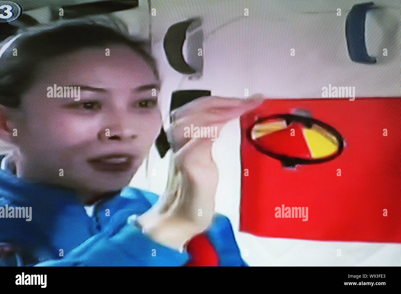 In questo TV grab, astronauta cinese Wang Yaping dà una lezione agli studenti via live video dal Tiangong-1 spazio lab, 20 giugno 2013. Chinas secondo Foto Stock