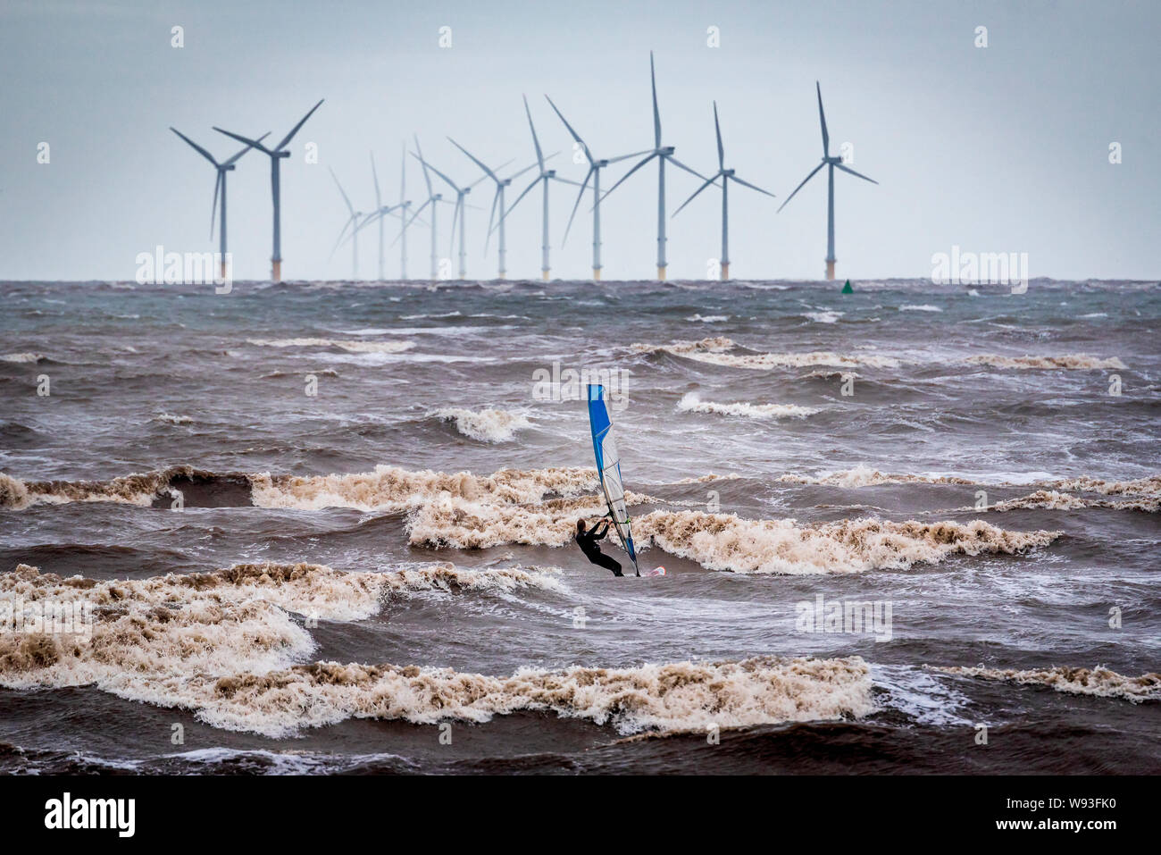 Windsurf nel fiume Mersey a Crosby beach in un giorno di tempesta. L energia eolica. Liverpool Bay per centrali eoliche offshore. Pulire l'elettricità verde. Foto Stock