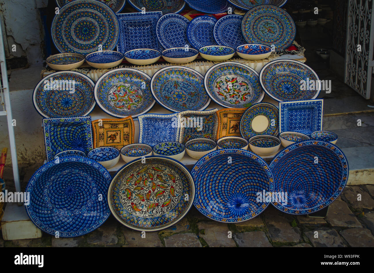 Tipico arabo colorati artigianato tunisino con motivi ornamentali. Piastre con ornamenti sono venduti nella Medina. Foto Stock