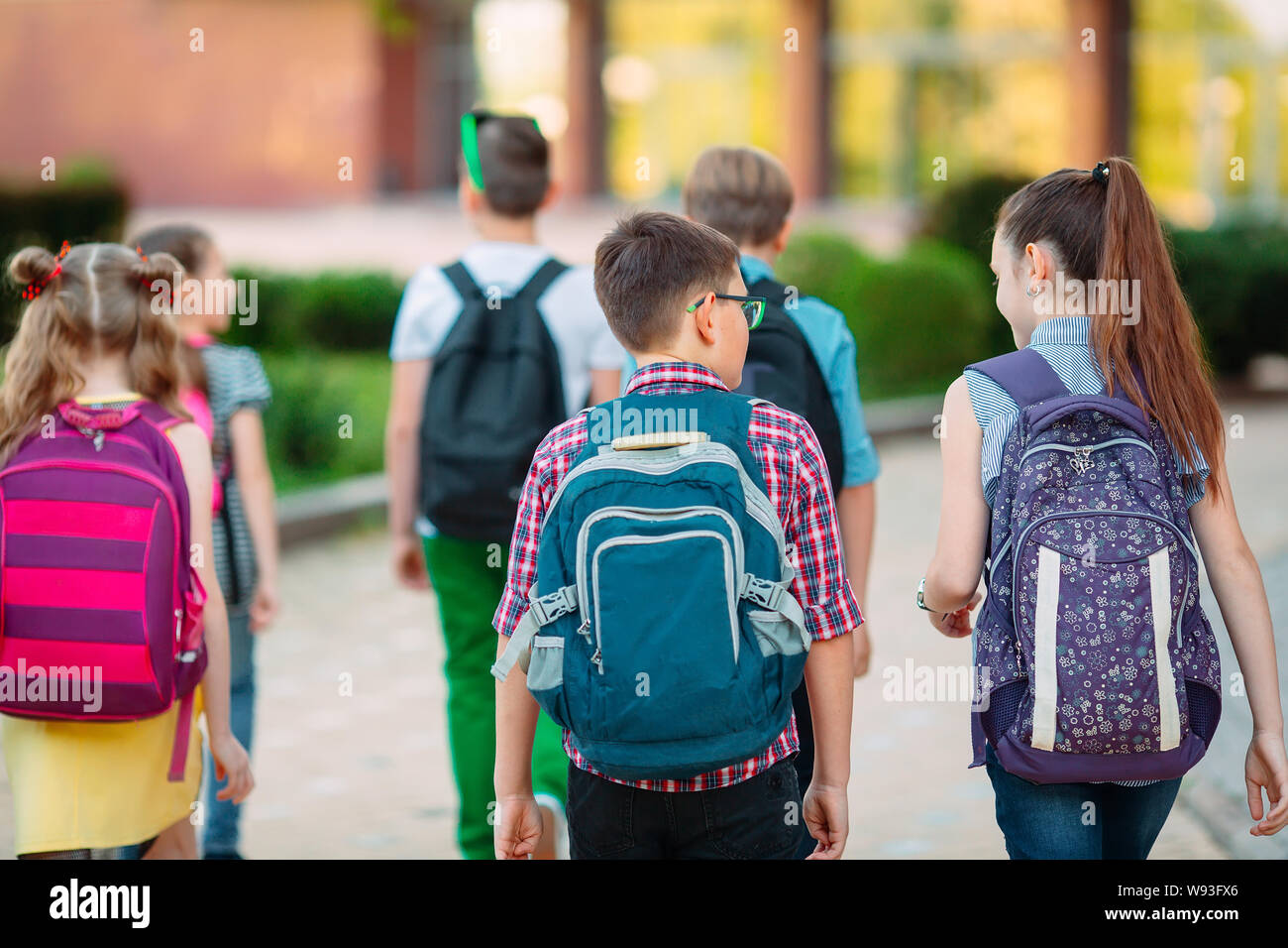 Un gruppo di bambini di andare a scuola insieme. Foto Stock