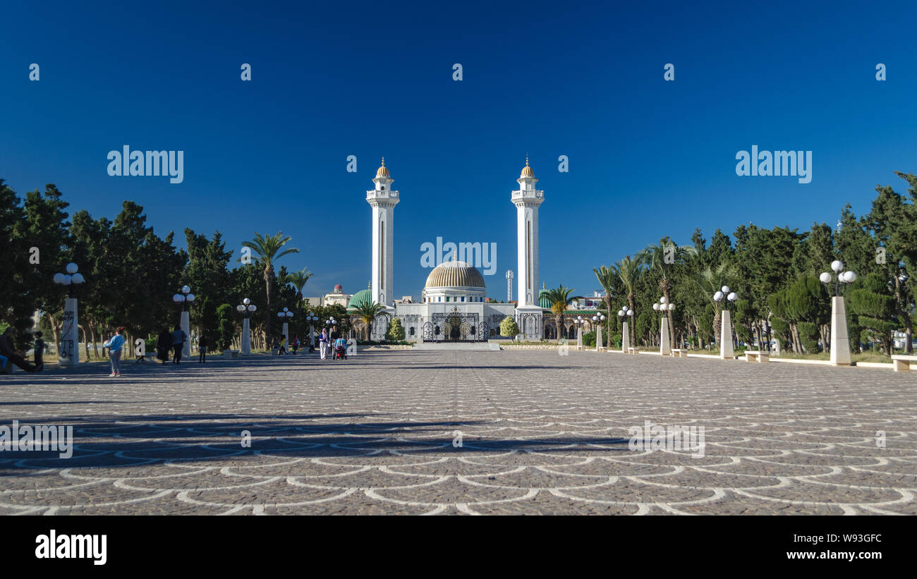 Colonne e minareto del mausoleo del primo presidente della Tunisia - Habib Bourguiba, a Monastir, Tunisia. Foto Stock