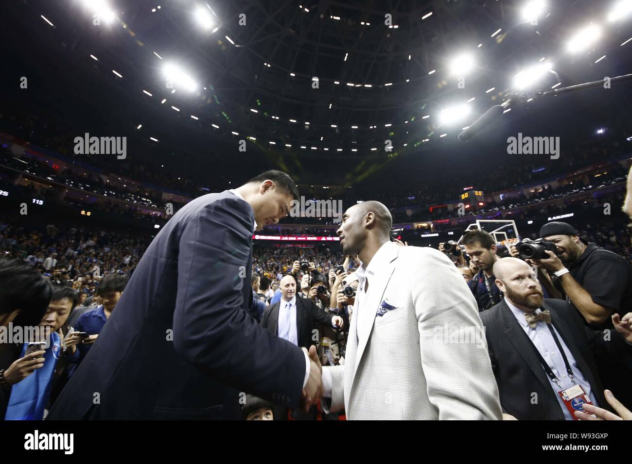 Kobe Bryant dei Los Angeles Lakers, centro destra, saluta pensionato cinese superstar di basket Yao Ming, centro a sinistra, davanti a un 2013-2014 NBA preseason Foto Stock