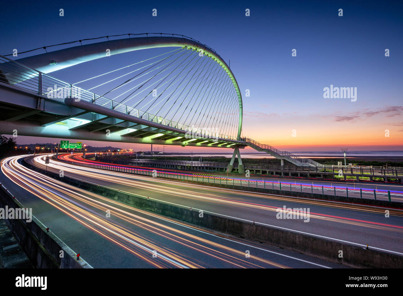 Ponte di arpa a hsinchu al crepuscolo, Taiwan Foto Stock