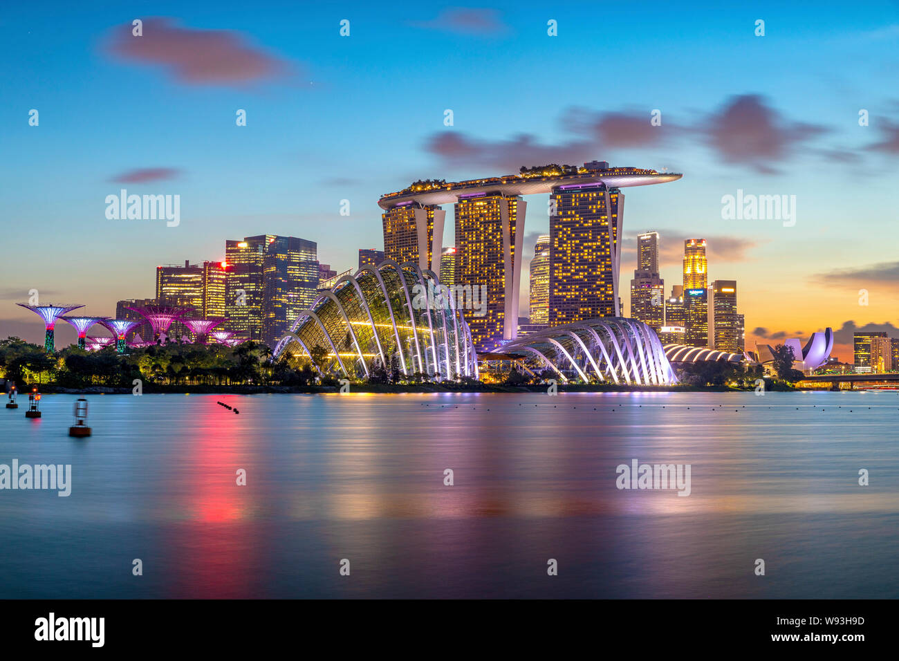Singapore, Singapore - 10 Giugno 2019: skyline di Singapore presso la costa occidentale della baia di Marina di notte Foto Stock