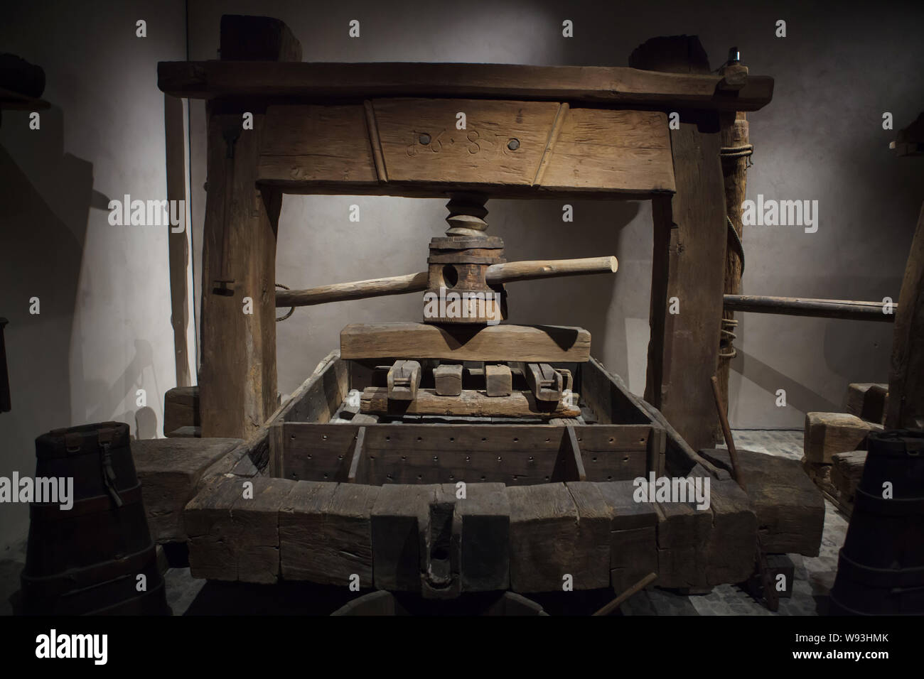 In legno antico torchio (1687) sul display nel museo Unterlinden (museo Unterlinden) di Colmar, Alsazia, Francia. Foto Stock