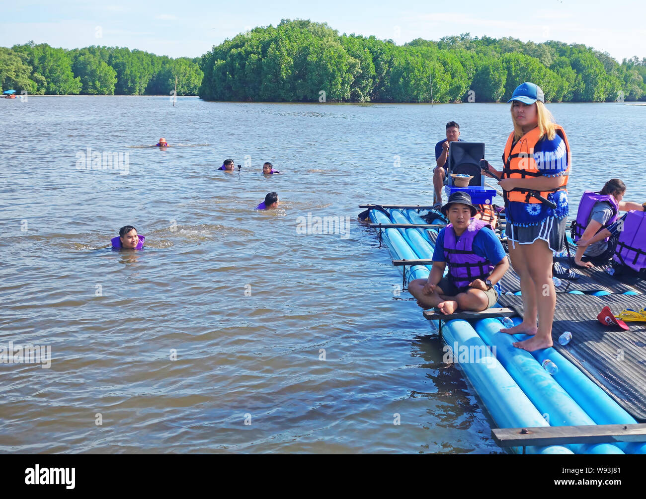 CHANTABURI, LAEM cantare, Tailandia - 26 luglio 2019 Turisti galleggiante sul tubo in PVC in zattera sul lago di Laem cantare Foto Stock