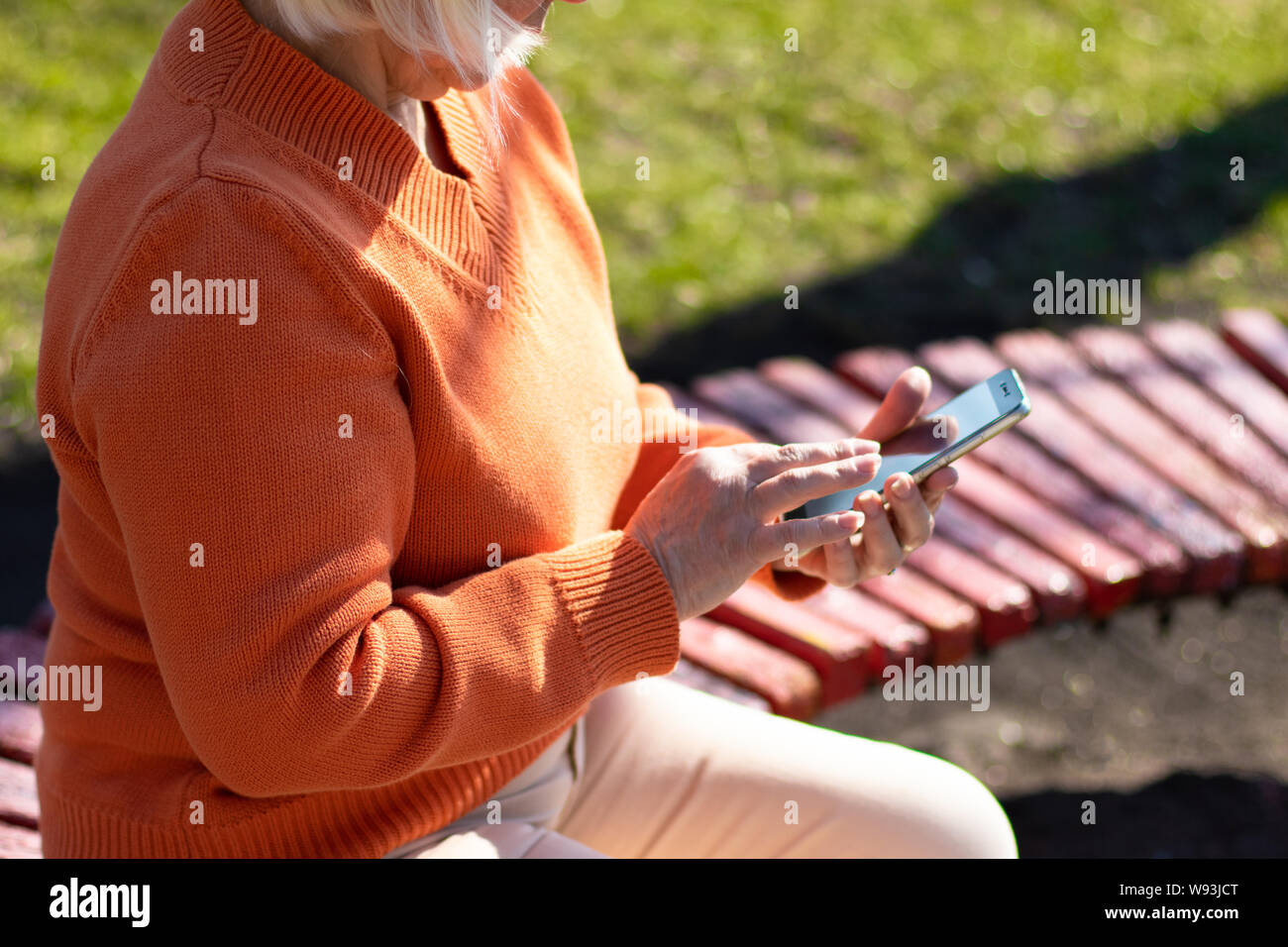 Donna texting inviando un messaggio utilizza lo smartphone su sfondo isolato Foto Stock