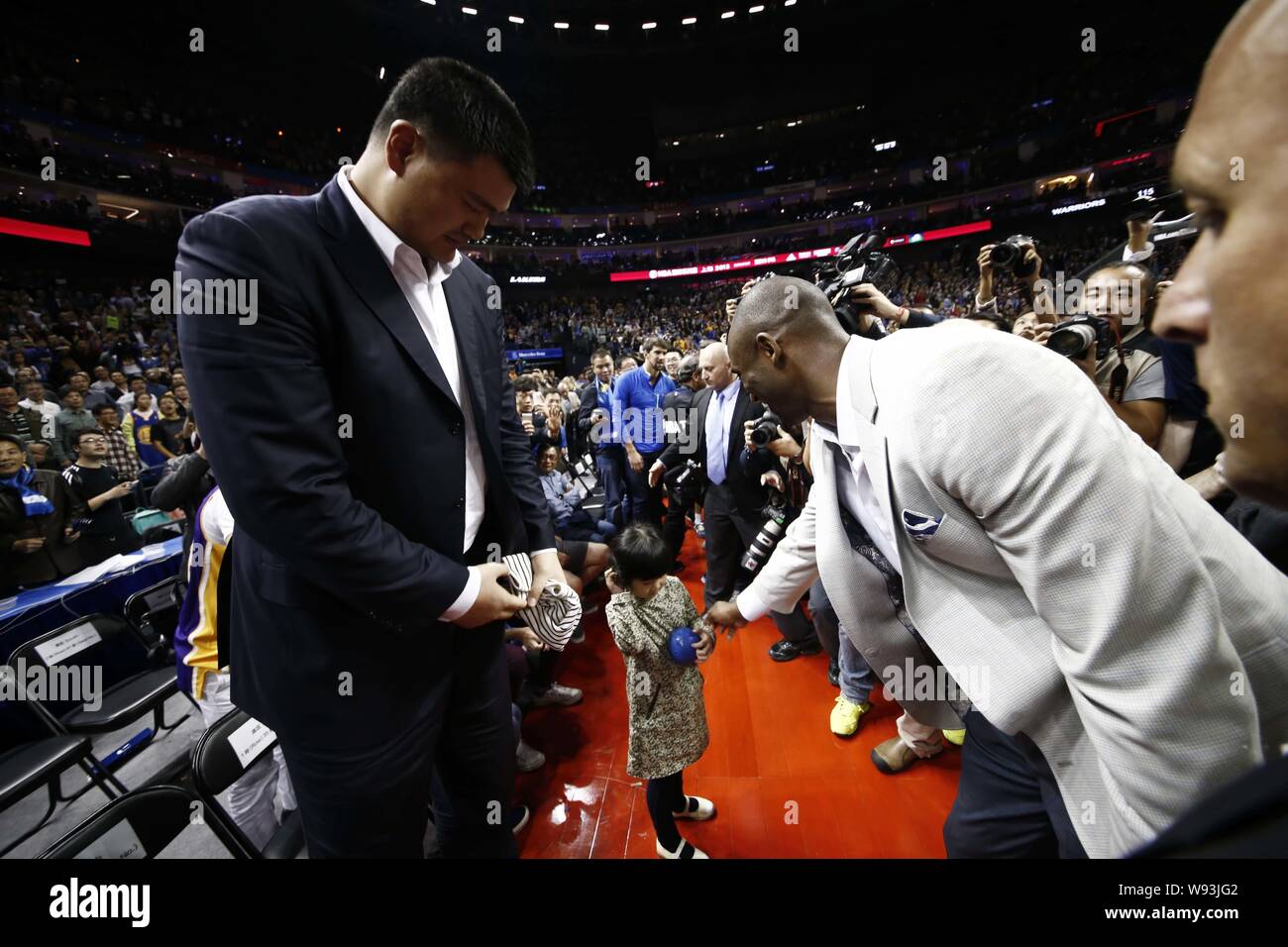 Kobe Bryant dei Los Angeles Lakers, destra, saluta la figlia del pensionato cinese superstar di basket Yao Ming, sinistra, davanti a un 2013-2014 preseas NBA Foto Stock