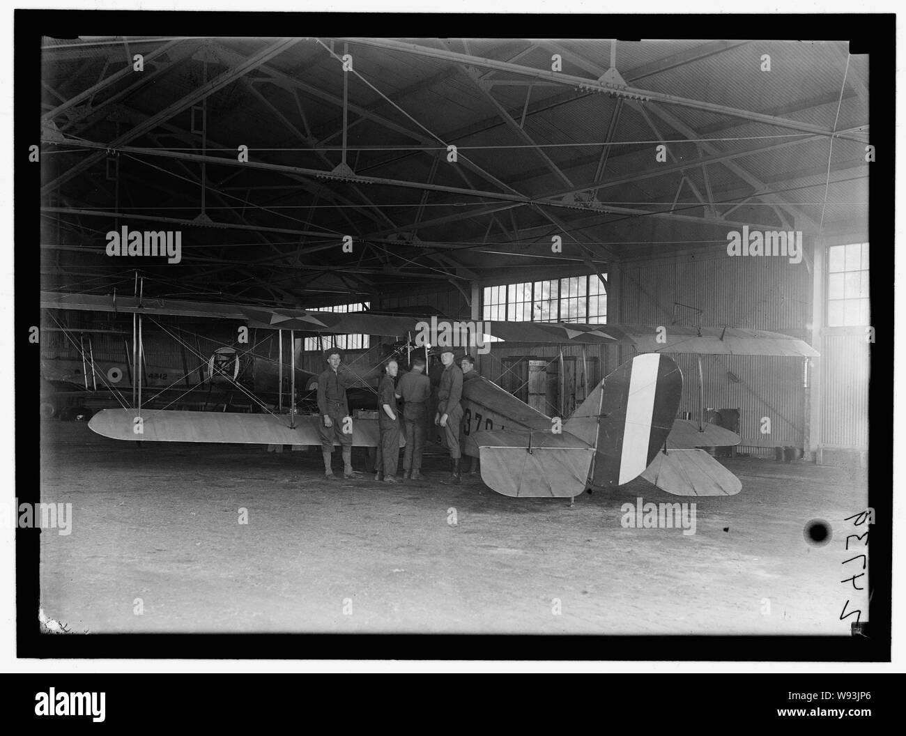 Aerei alleati dimostrazione al Polo Grounds. Hangar per aerei, AVRO E CURTIS essendo condizionata Foto Stock