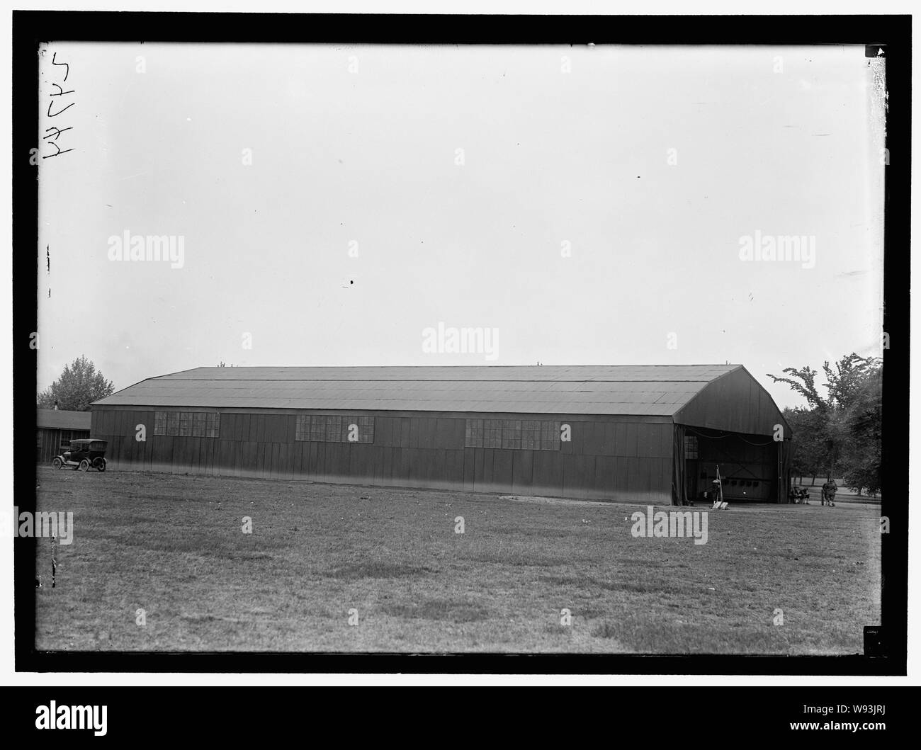 Aerei alleati dimostrazione al Polo Grounds. Hangar per aerei, AVRO E CURTIS essendo condizionata Foto Stock
