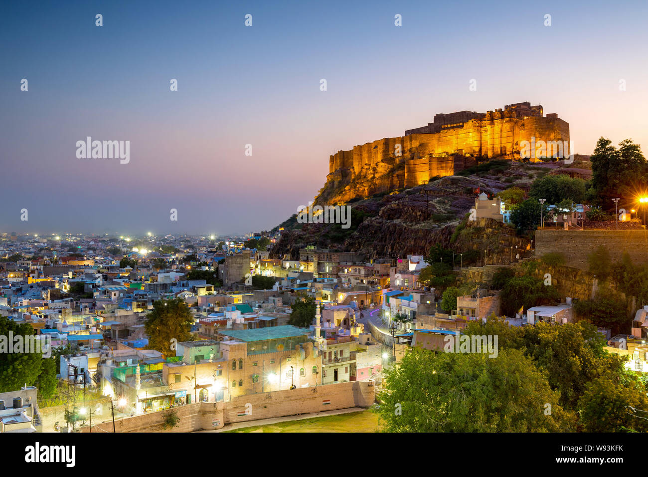 La città blu e Forte Mehrangarh di Jodhpur a notte. Rajasthan, India Foto Stock