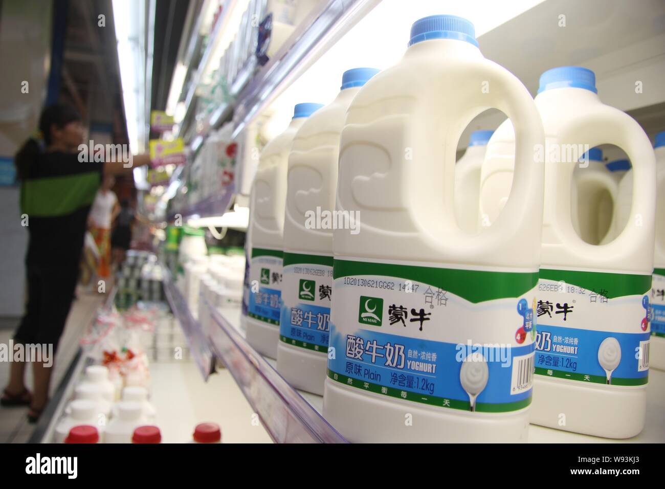 --FILE--bottiglie di Mengniu yogurt sono esposti per la vendita in un supermercato di Nantong, est Chinas provincia dello Jiangsu, 2 luglio 2013. Cina Mengniu Dair Foto Stock