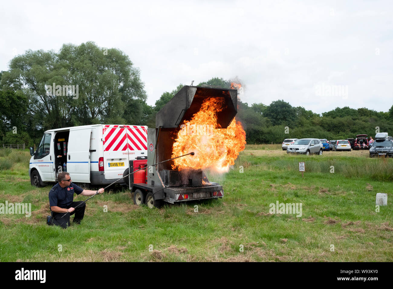 Vigili del Fuoco come dimostrazione degli effetti di versare acqua su un chip pan di incendi dell'olio. Foto Stock