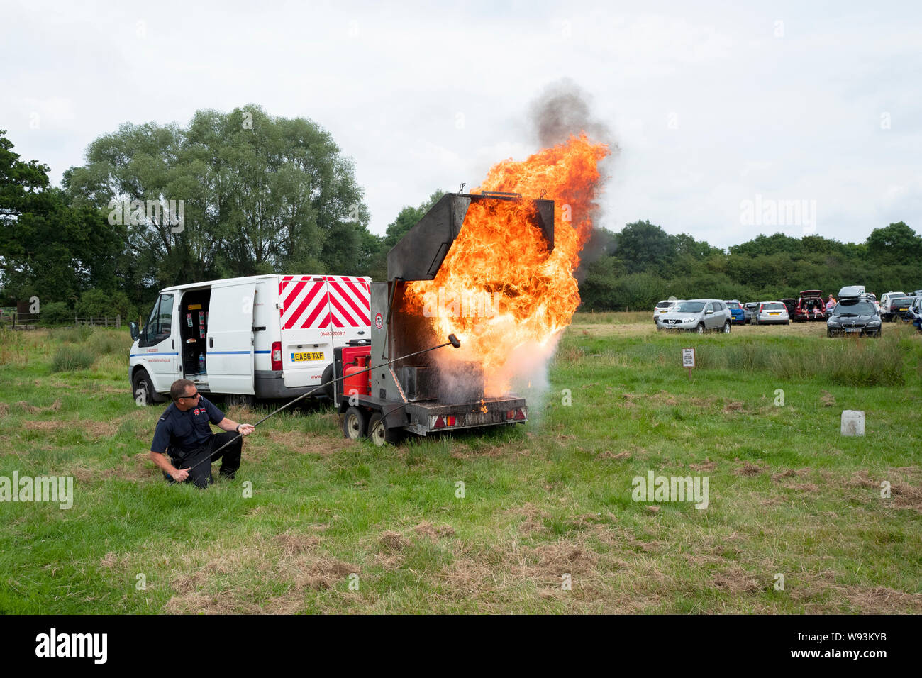 Vigili del Fuoco come dimostrazione degli effetti di versare acqua su un chip pan di incendi dell'olio. Foto Stock