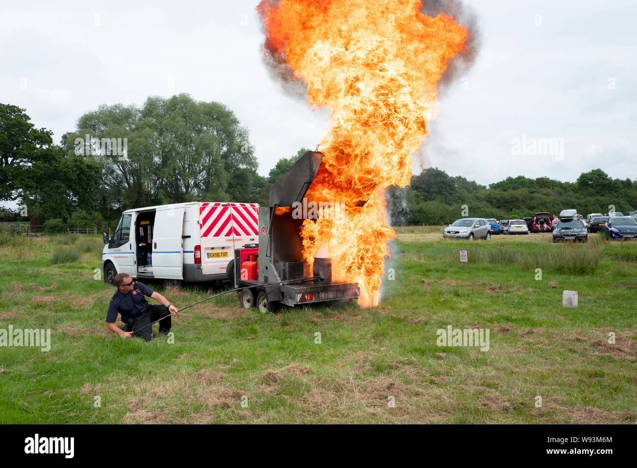 Vigili del Fuoco come dimostrazione degli effetti di versare acqua su un chip pan di incendi dell'olio. Foto Stock