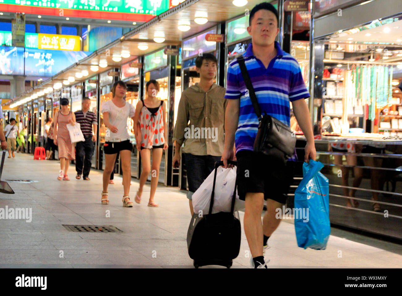 Turisti visitano Sanya durante le vacanze estive di Sanya, sud Chinas Hainan provincia, 20 luglio 2012. Foto Stock