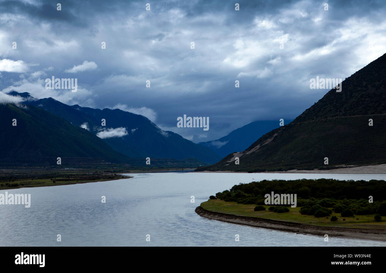 --FILE--Vista del Yarlung Zangbo river, noto anche come fiume Brahmaputra, in Nyingchi, west Chinas regione autonoma del Tibet, 24 settembre 2011. Mento Foto Stock