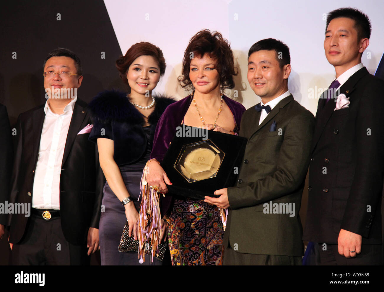 Annabella Valentino, centro della moglie di stilista italiano Giovanni  Valentino, pone con Jiang Zhiyong, seconda a destra, presidente di Boncham  Inte Foto stock - Alamy