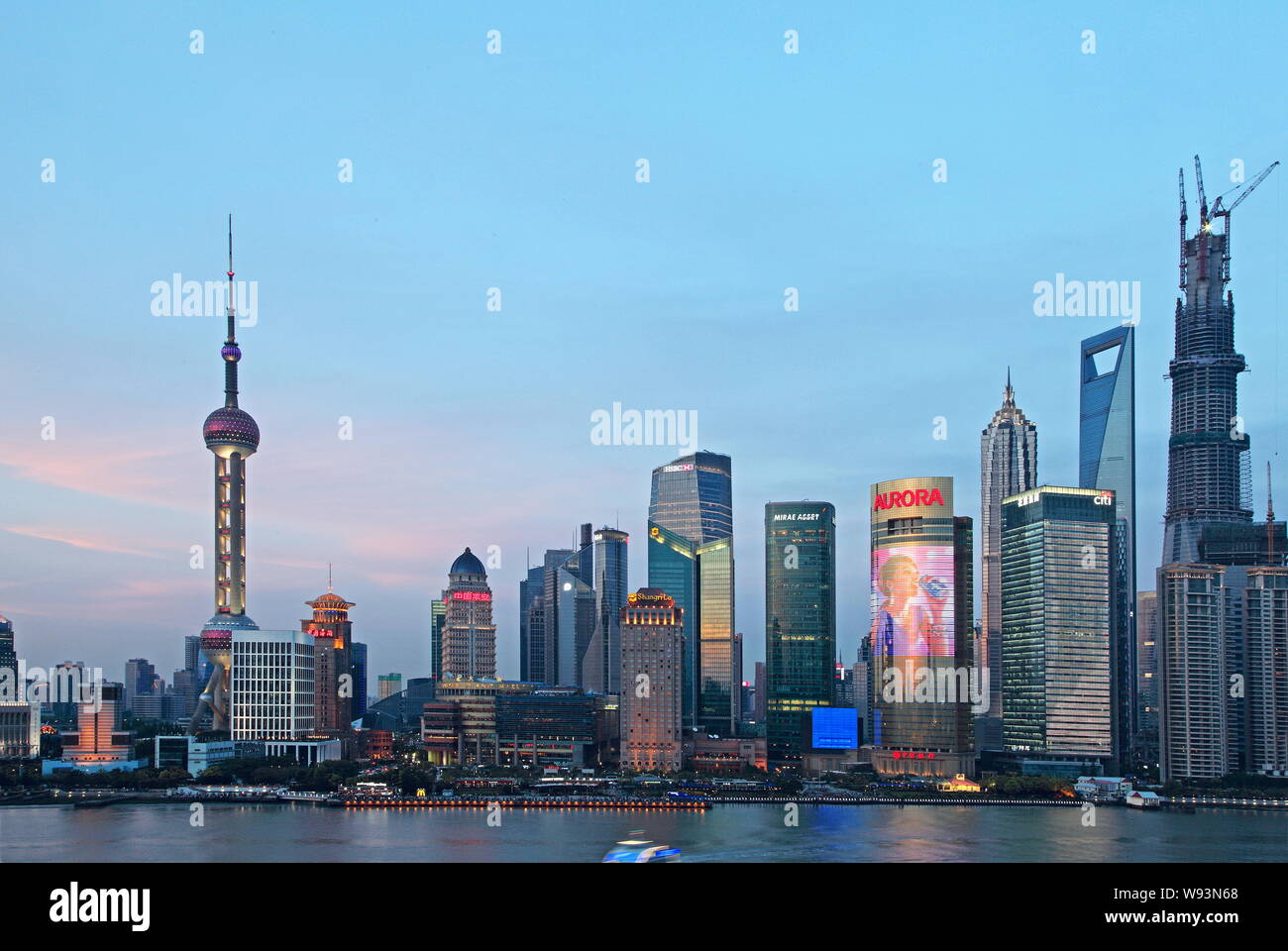 --FILE--Vista al tramonto della Oriental Pearl TV Tower, a sinistra la Shanghai Tower in costruzione, destra e altri grattacieli e alta luogo sede, Foto Stock
