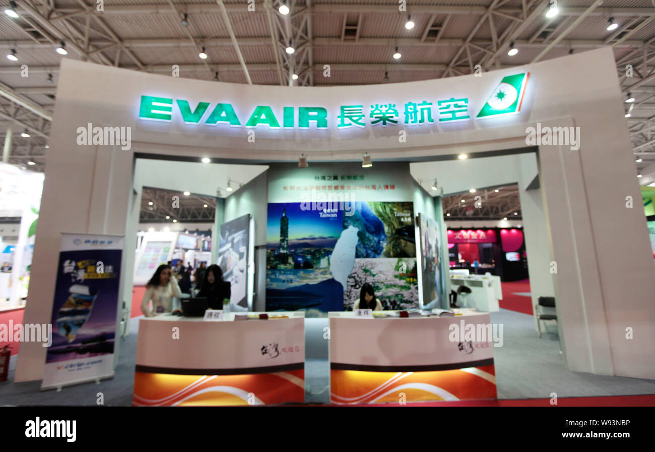 --FILE--dipendenti sono visti presso lo stand di EVA aria durante una mostra a Pechino in Cina, 22 novembre 2012. Il trasporto da funzionari di Taiwan un Foto Stock