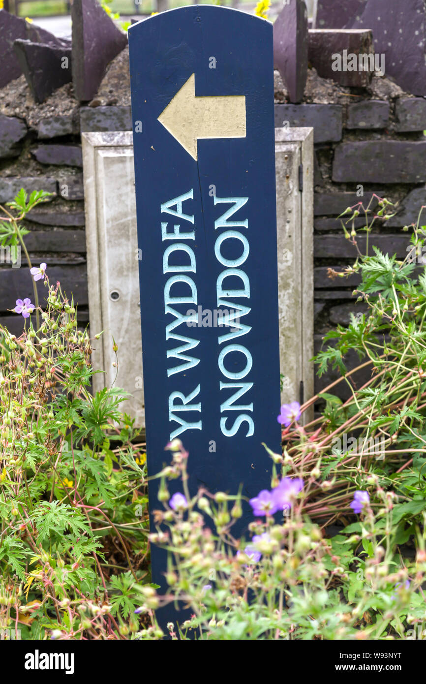 Snowdon targhetta di segno che indica il percorso da seguire per Mount Snowdon Foto Stock
