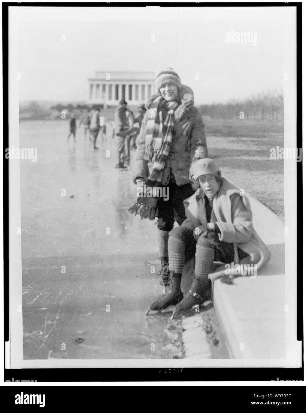 Abbey Jackson, seduto, e Celene DuPuy il pattinaggio su ghiaccio sulla piscina riflettente, con Lincoln Memorial in background Foto Stock
