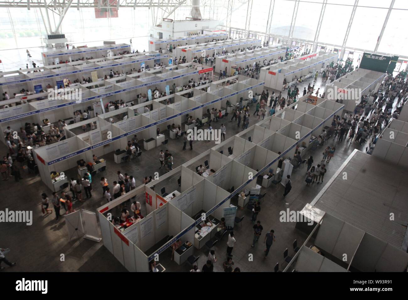 --FILE--Vista del collegio cinese laureati folla di un processo equo in Nanjing East Chinas provincia dello Jiangsu, 15 settembre 2013. Il successo accademico è stato se Foto Stock