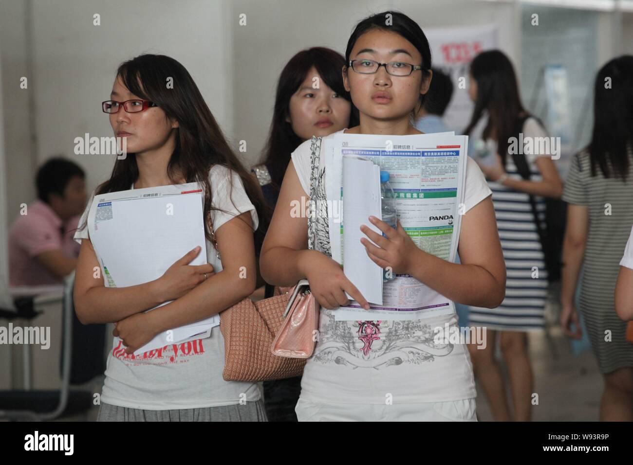 --FILE--cinese laureati partecipare ad una fiera del lavoro in Nanjing East Chinas provincia dello Jiangsu, 15 settembre 2013. Il successo accademico è stato visto come t Foto Stock