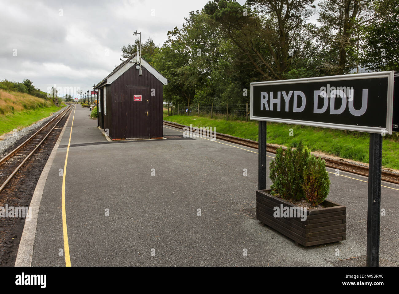 Rhyd Ddu piattaforma della stazione e firmare Foto Stock
