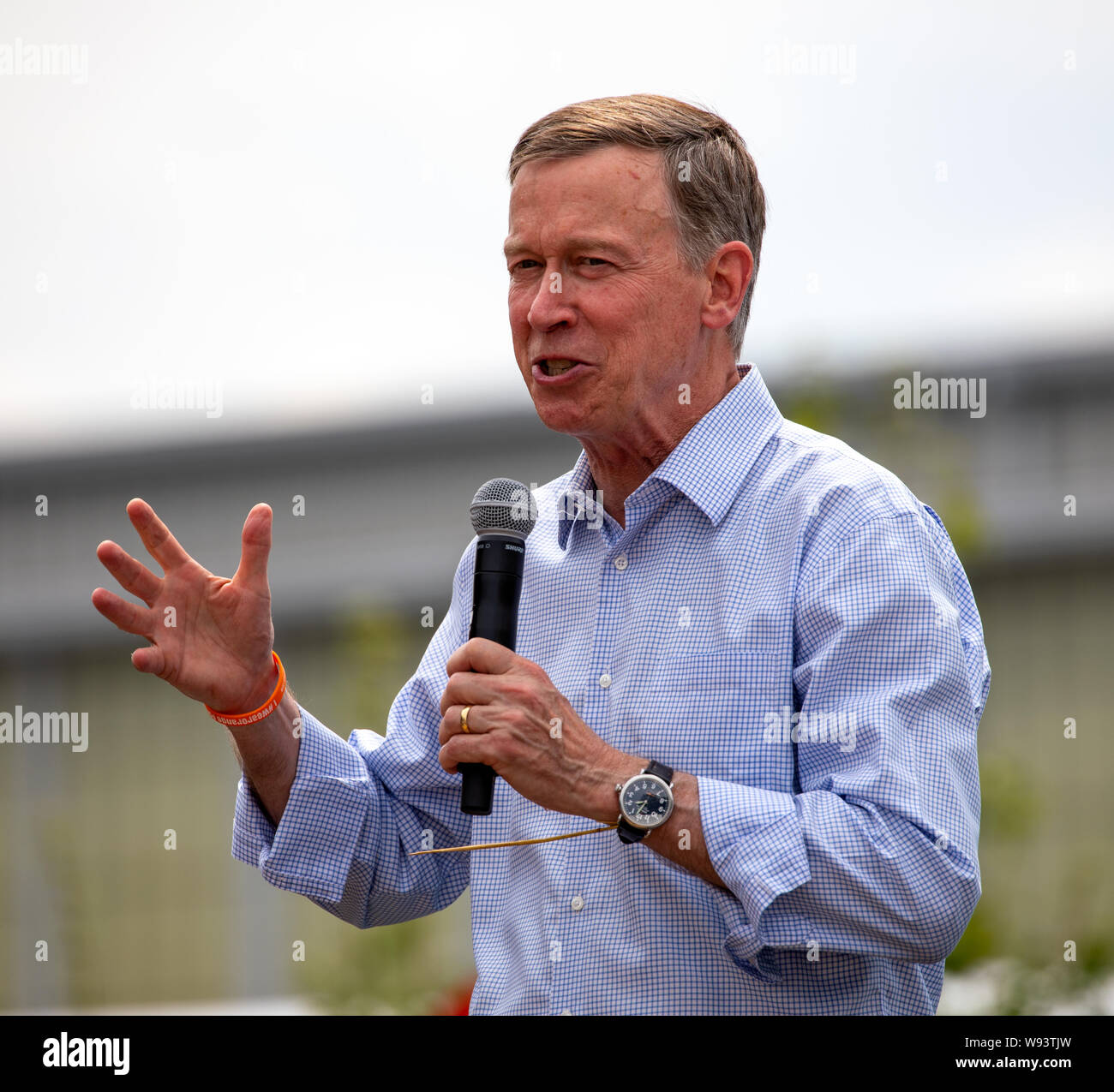 Des Moines, Iowa / STATI UNITI D'America - 10 agosto 2019: Governatore del Colorado e candidato presidenziale democratico John Hickenlooper saluta i sostenitori all'Iowa Stat Foto Stock