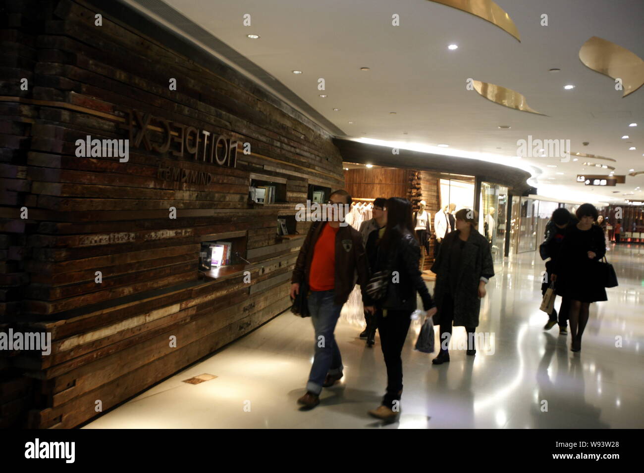 Gli amanti dello shopping a piedi passato un esclusivo negozio di porcellane leader etichetta indipendente di eccezione in Cina a Shanghai, 24 marzo 2013. Chinas prima signora Peng Liyuan Foto Stock