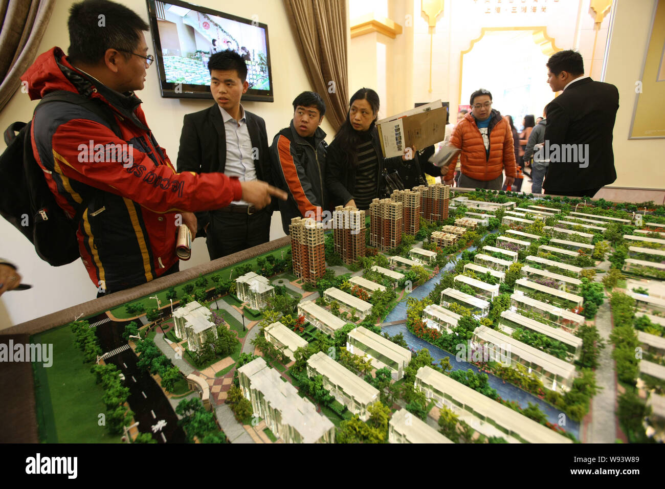 --FILE--cinese i homebuyers visualizza i modelli di alloggiamento durante una fiera immobiliare in Cina a Shanghai, 15 marzo 2013. Controllare home aumenti di prezzo in mento Foto Stock